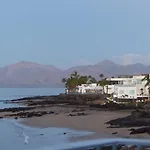 Sea Front Caleton Estudio شقة